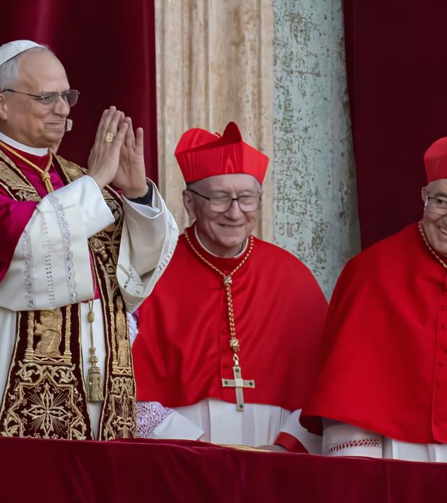 Papst Leo IVX. auf dem Balkon am Petersplatz