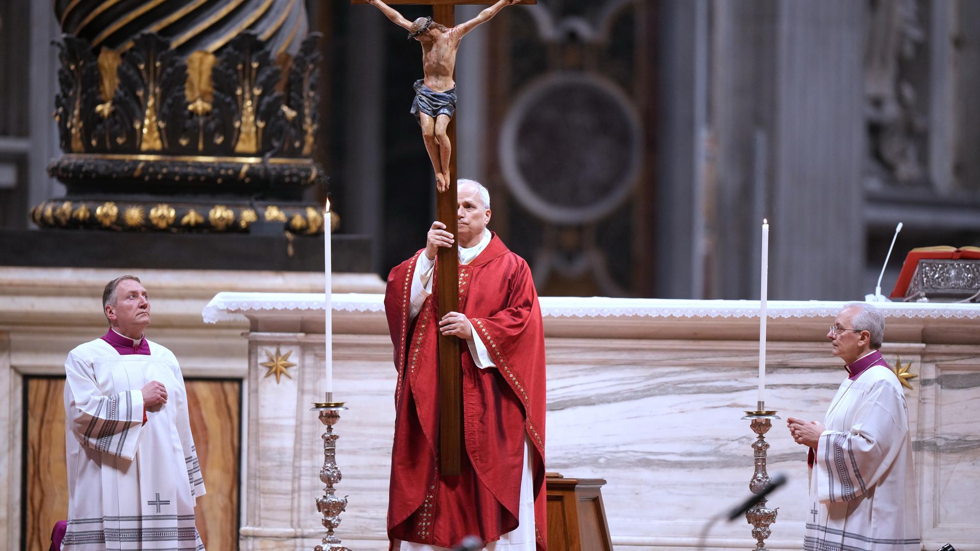03.04.2026, Vatikan, Vatikanstadt: Papst Leo XIV. (M) mit dem Zeremonienmeister der päpstlichen Liturgie, Erzbischof Diego Giovanni Ravelli (r), und seinem Assistenten Monsignore Massimiliano Matteo Boiardo bei der Feier der Passion des Herrn im Petersdom.