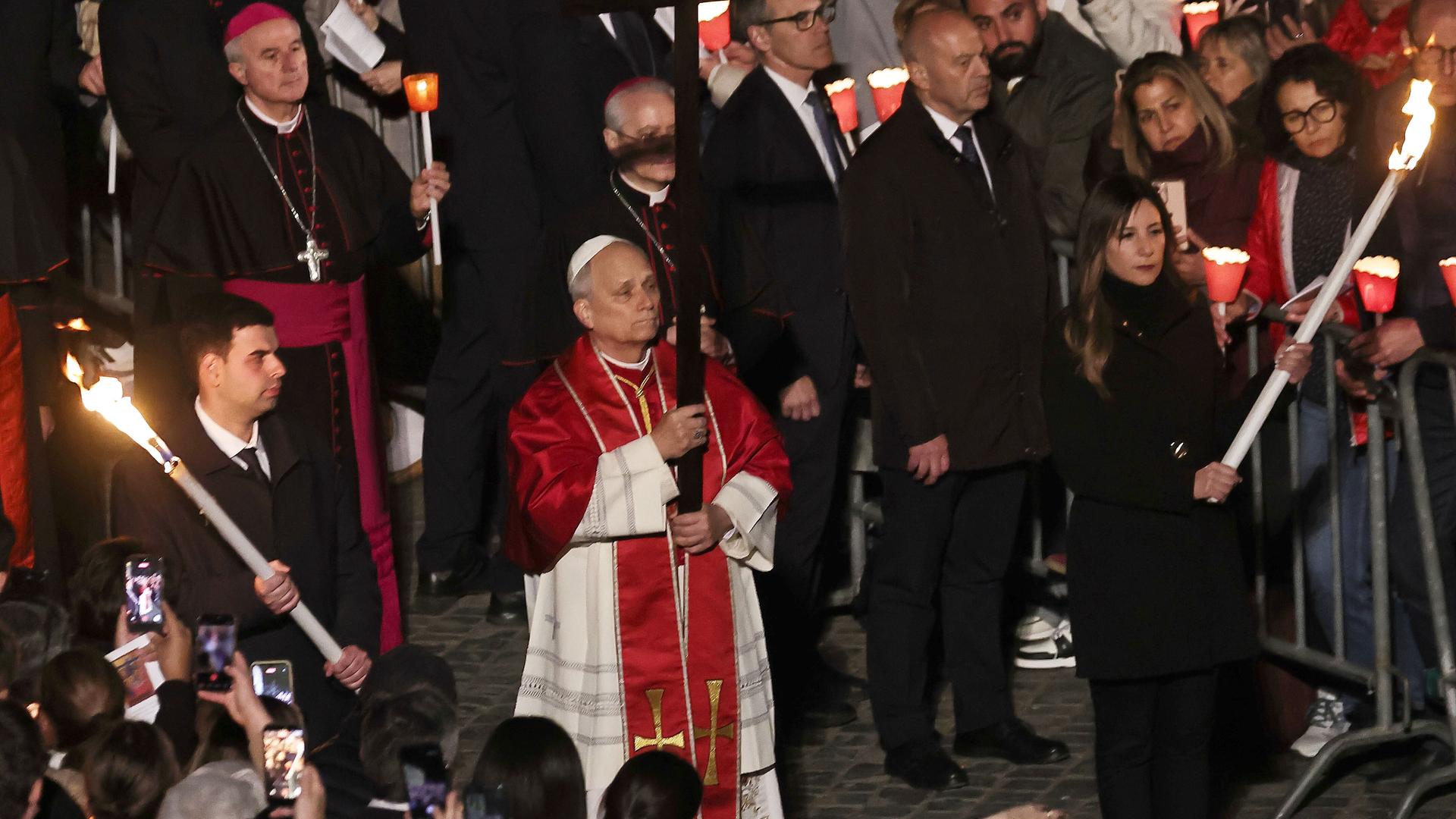 Papst Leo XIV. geht seinen ersten Kreuzweg und zelebriert ihn im Kolosseum in Rom.