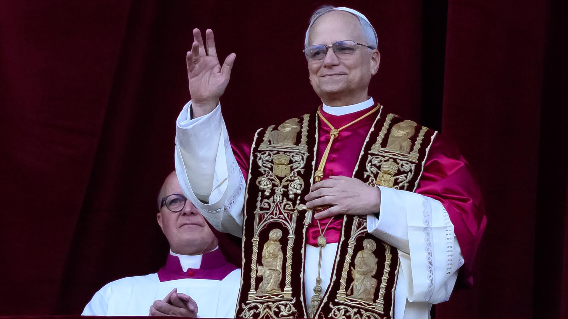 Papst Leo XIV. grüßt vom Balkon.