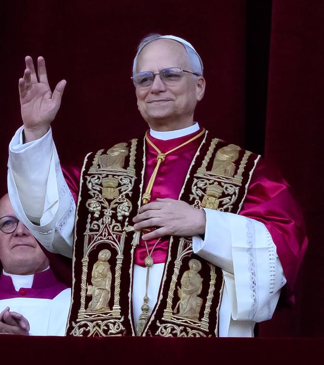 Papst Leo XIV. grüßt vom Balkon.