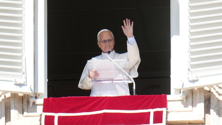  Papst Leo XIV. spricht am 11.10.2026 auf dem Petersplatz im Vatikan das Angelusgebet