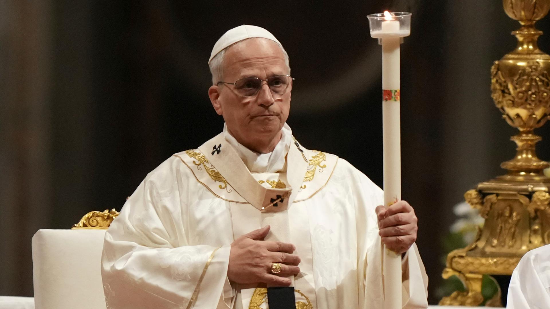  Papst Leo XIV. im Gewand bei der Osternacht im Petersdom im Vatikan.