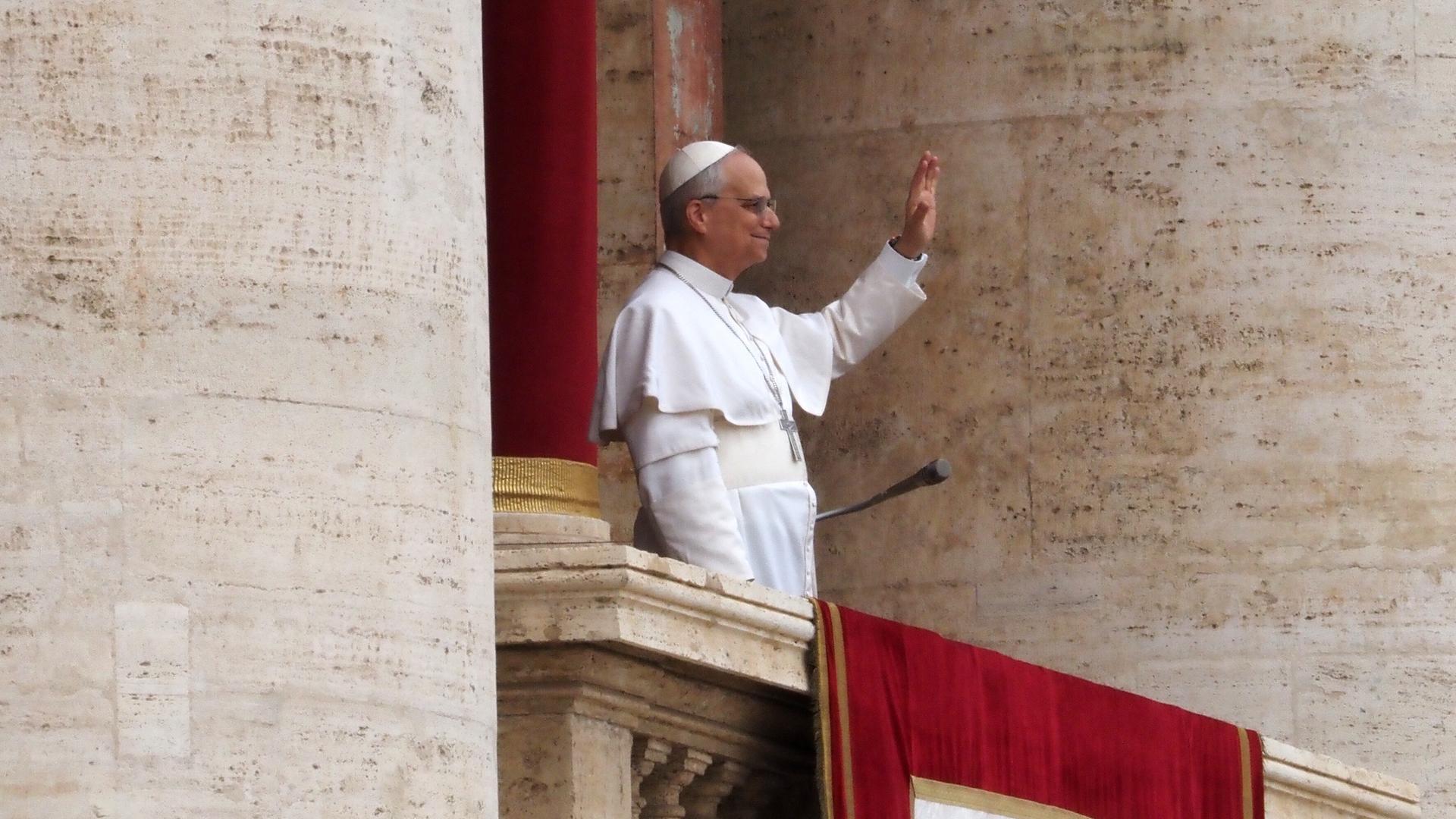 Papst Leo XIV. winkt vom Balkon vom Petersdom.