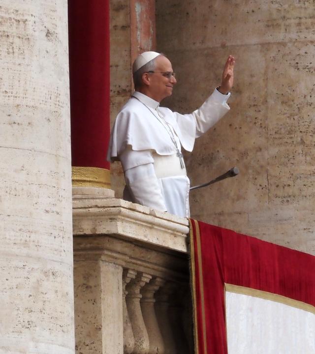 Papst Leo XIV. winkt vom Balkon vom Petersdom.