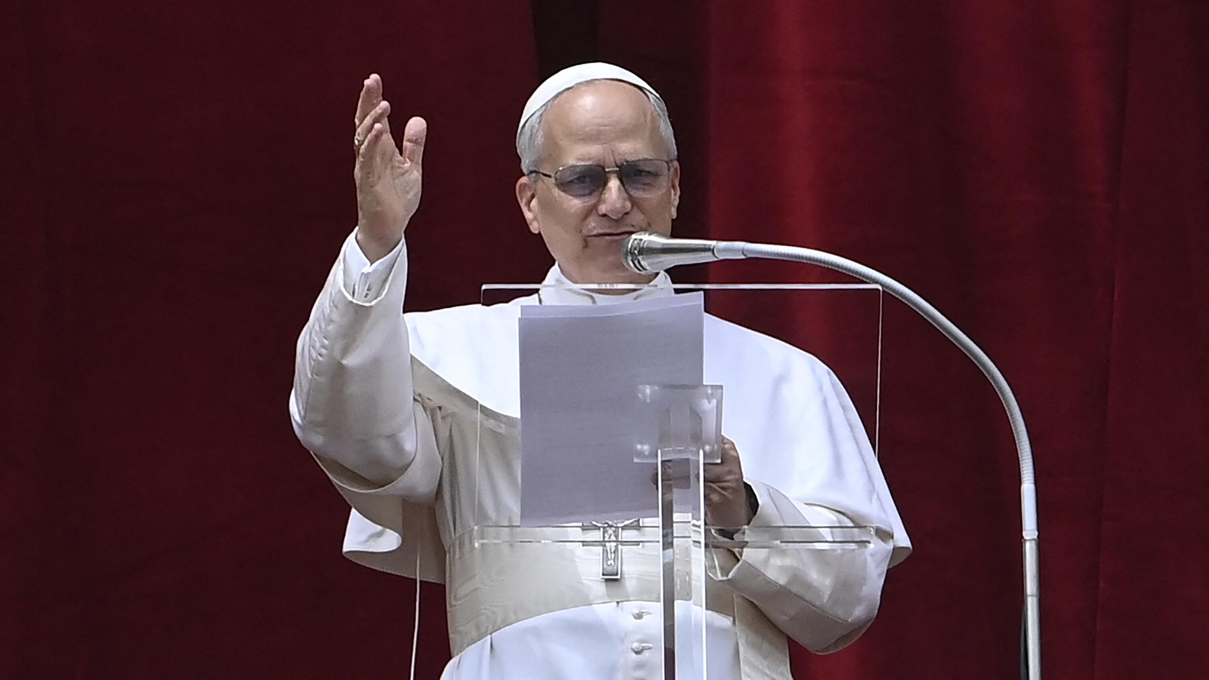 Papst Leo XIV spricht vom Balkon des Petersdoms zum ersten Mal das Sonntagsgebet.
