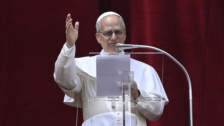 Papst Leo XIV spricht vom Balkon des Petersdoms zum ersten Mal das Sonntagsgebet.