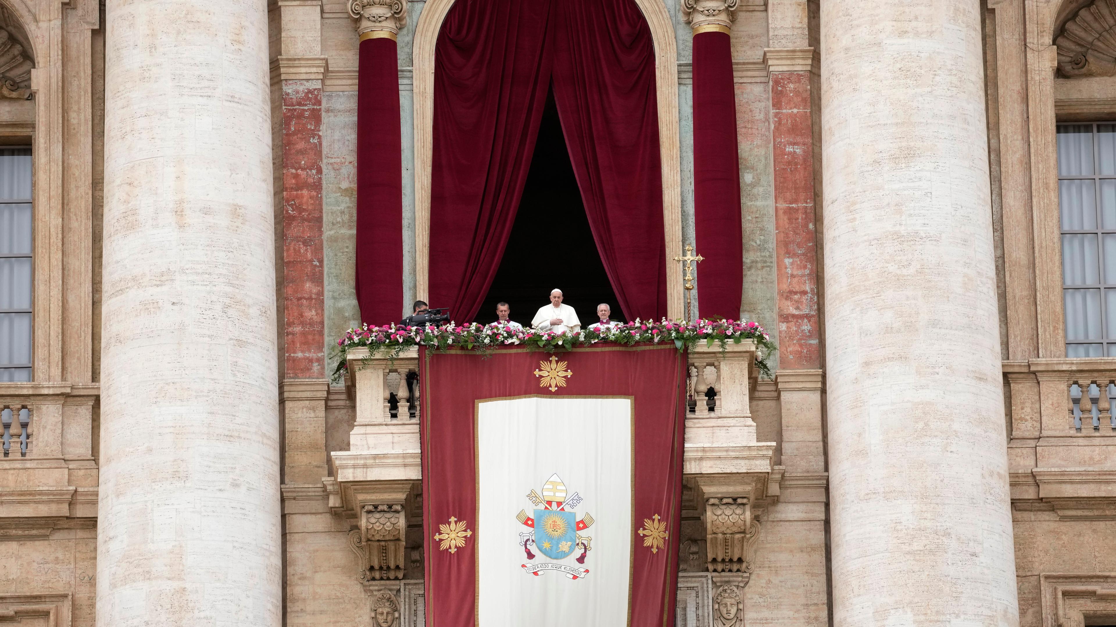 Vatikan, Vatikanstadt: Papst Franziskus steht auf der zentralen Loge des Petersdoms vor dem Segen "Urbi et Orbi" im Vatikan.