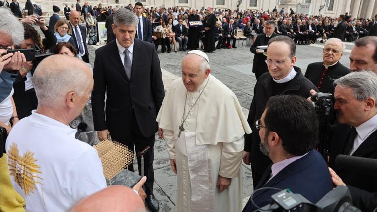 Papst Franziskus (M) trifft Betroffene von sexuellem Missbrauch in der katholischen Kirche im Vatikan.
