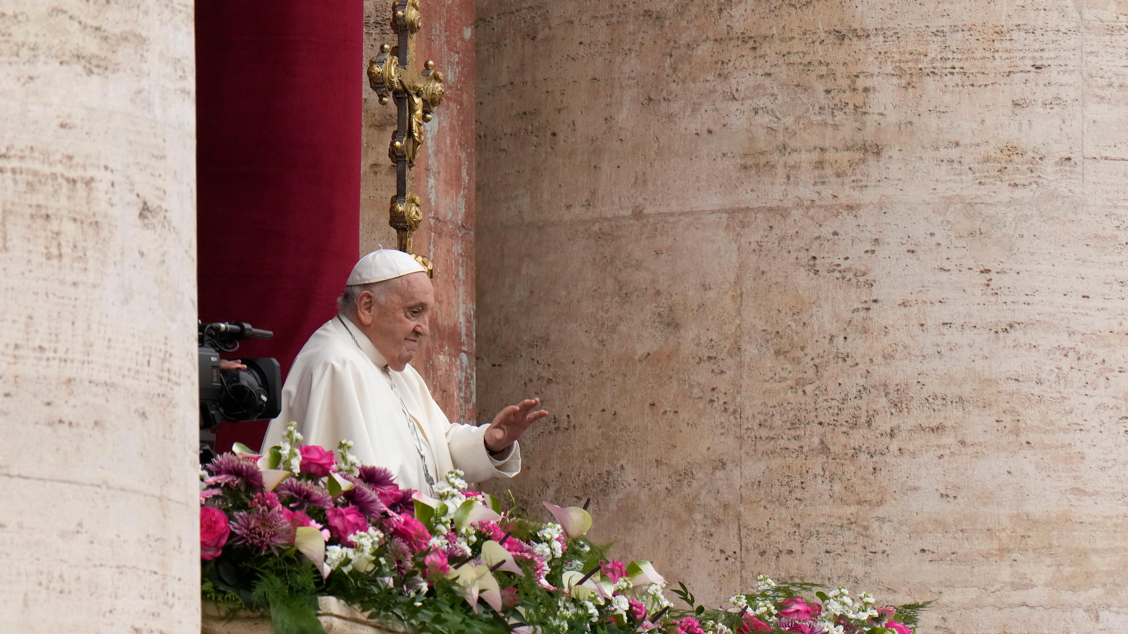 Vatikan, Vatikanstadt: Papst Franziskus winkt den Gläubigen von der zentralen Loge des Petersdoms am Ostersonntag aus zu, bevor er den Segen «Urbi et Orbi» erteilt. 