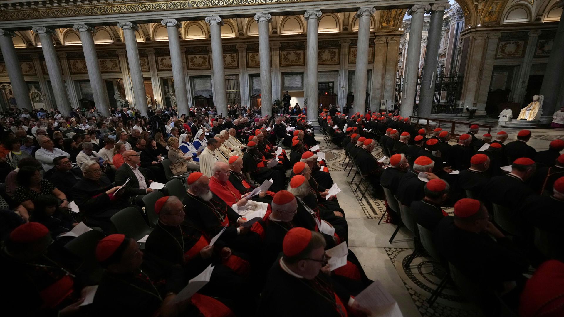 Eine Messe für Papst Franzsikus mit vielen Kardinälen im Vordergrund.
