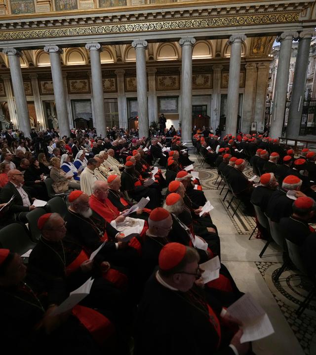 Eine Messe für Papst Franzsikus mit vielen Kardinälen im Vordergrund.