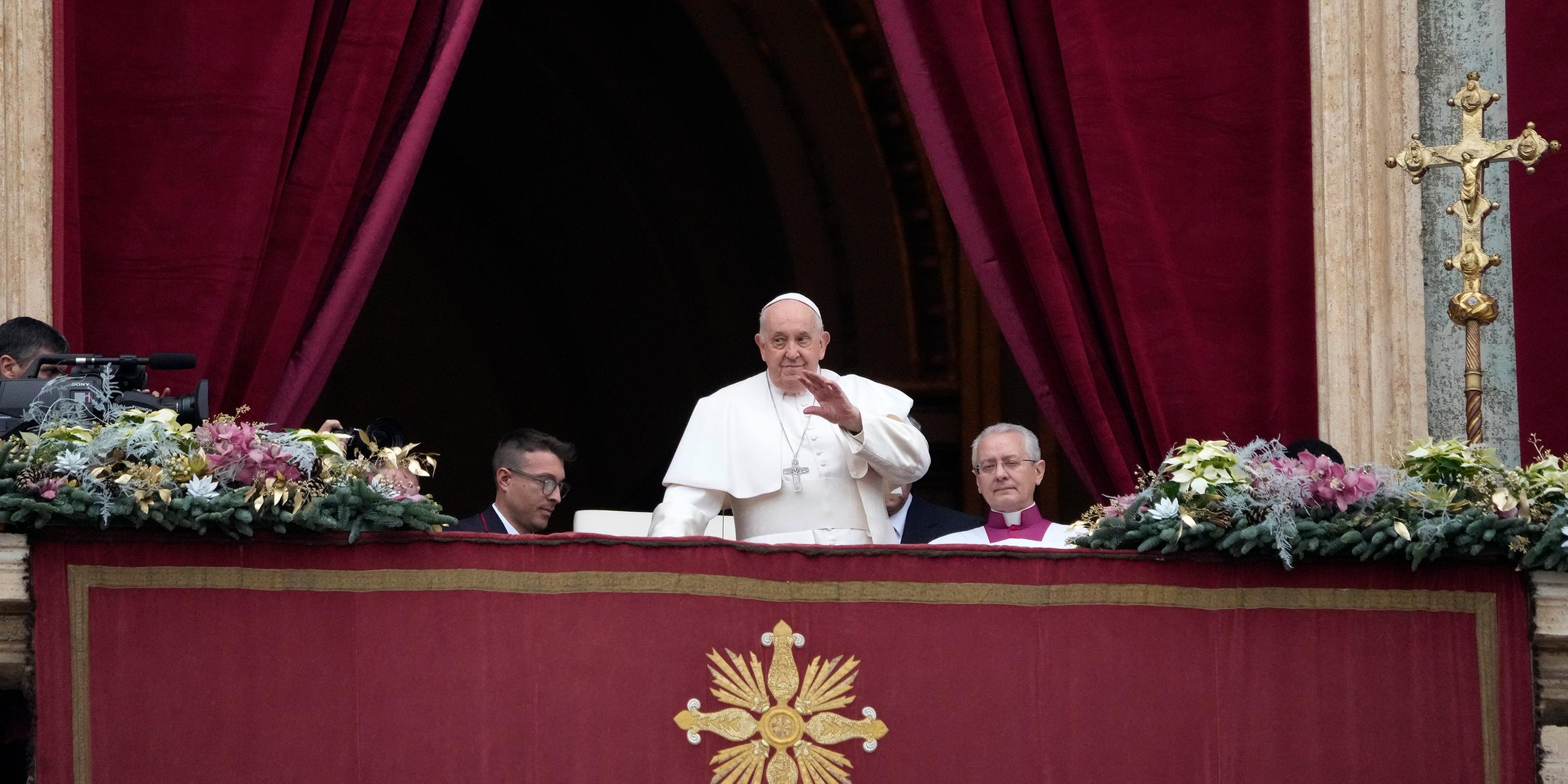 Papst Franziskus auf dem Hauptbalkon des Petersdoms