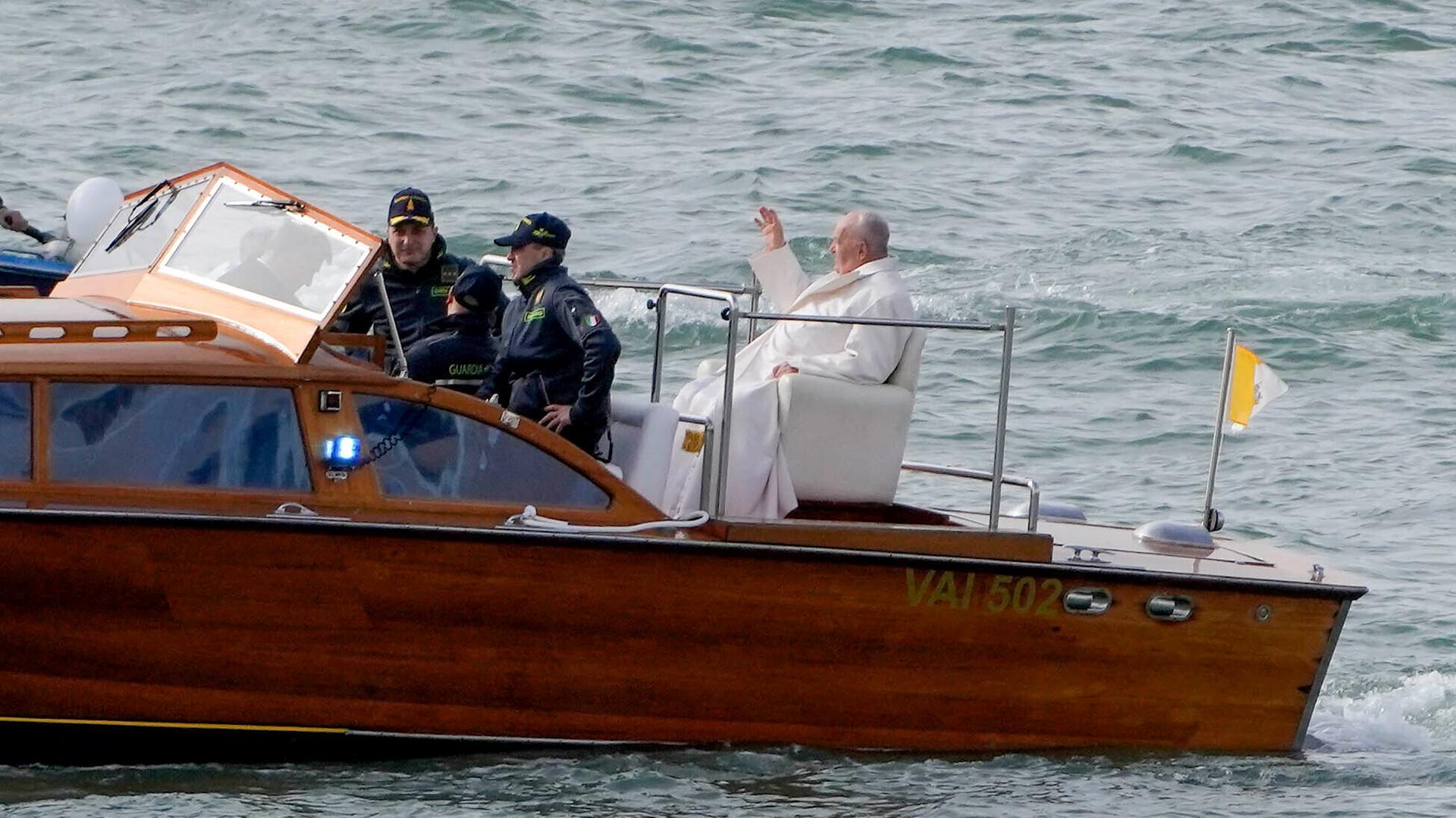 Italien, Venedig: Papst Franziskus (r) winkt bei seiner Ankunft mit einem Motorboot .