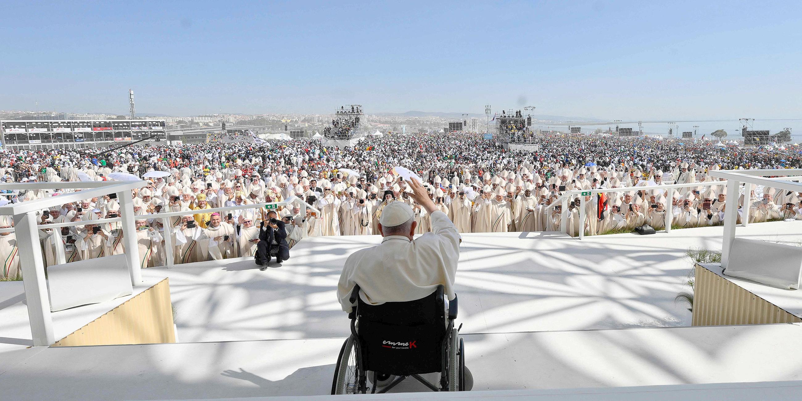 Papst Franziskus winkt auf dem Weltjugendtag in Lissabon den Gläubigen zu