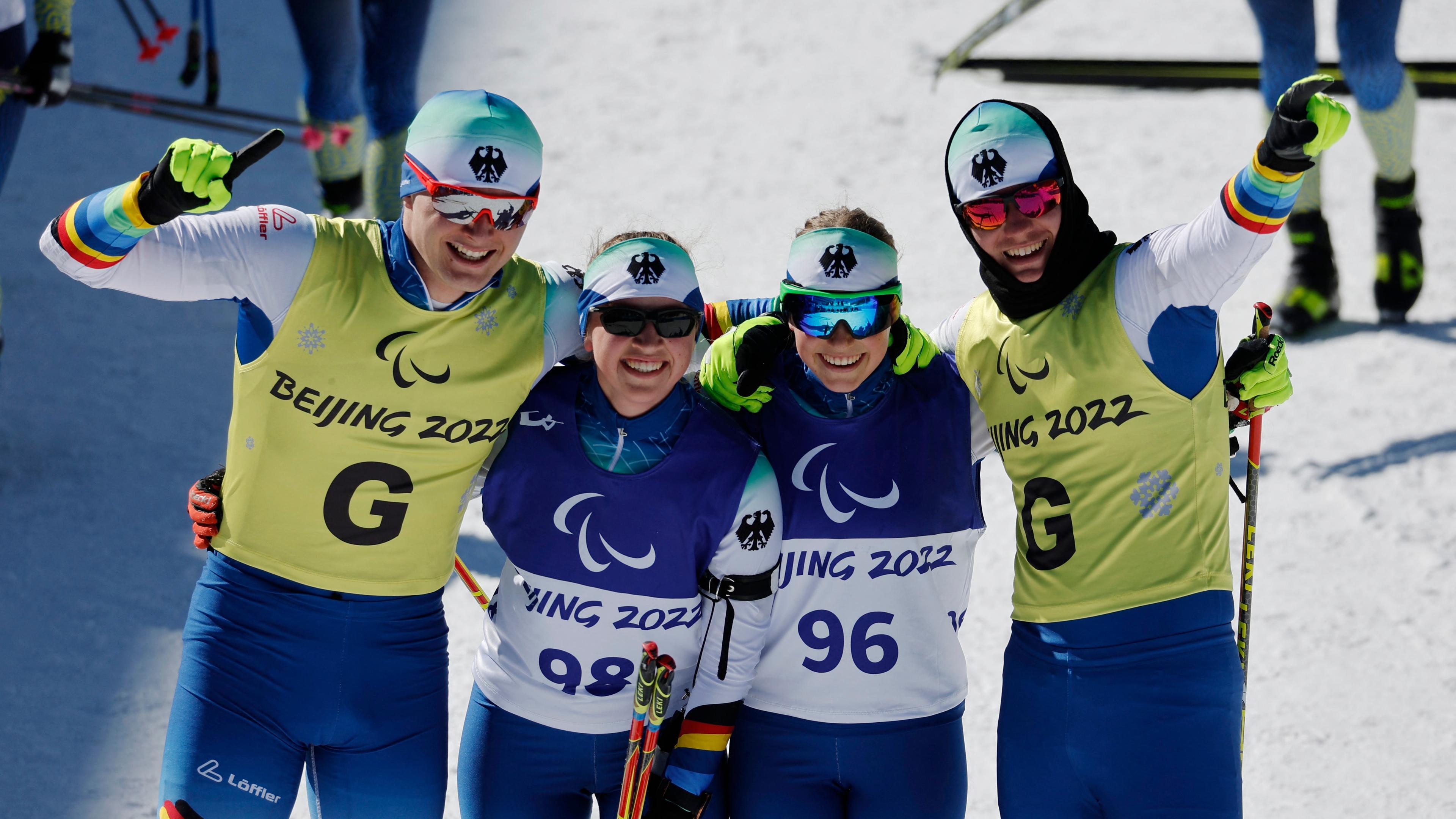 Strecker, Walter, Kazmaier und Baumann - jubeln über ihre Medaillen bei den Paralympics 2022