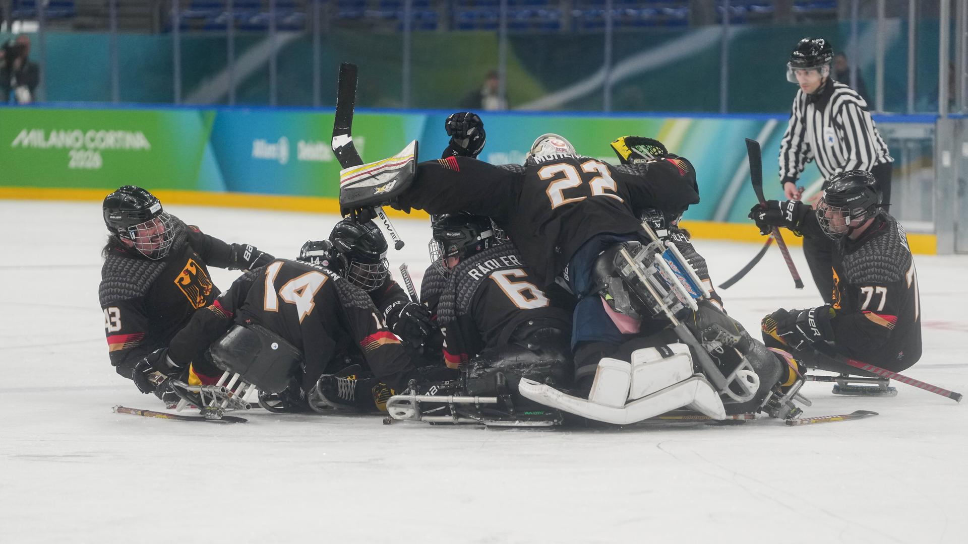Die deutsche Para-Eishockey-Nationalmannschaft feiert ihren Sieg gegen die Slowakei in der Milano Santagiulia Eishockeyarena am 12. März 2026.