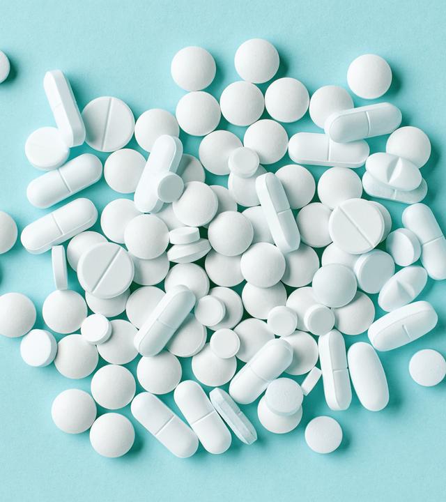 Diverse weiße Tabletten auf blauem Hintergrund