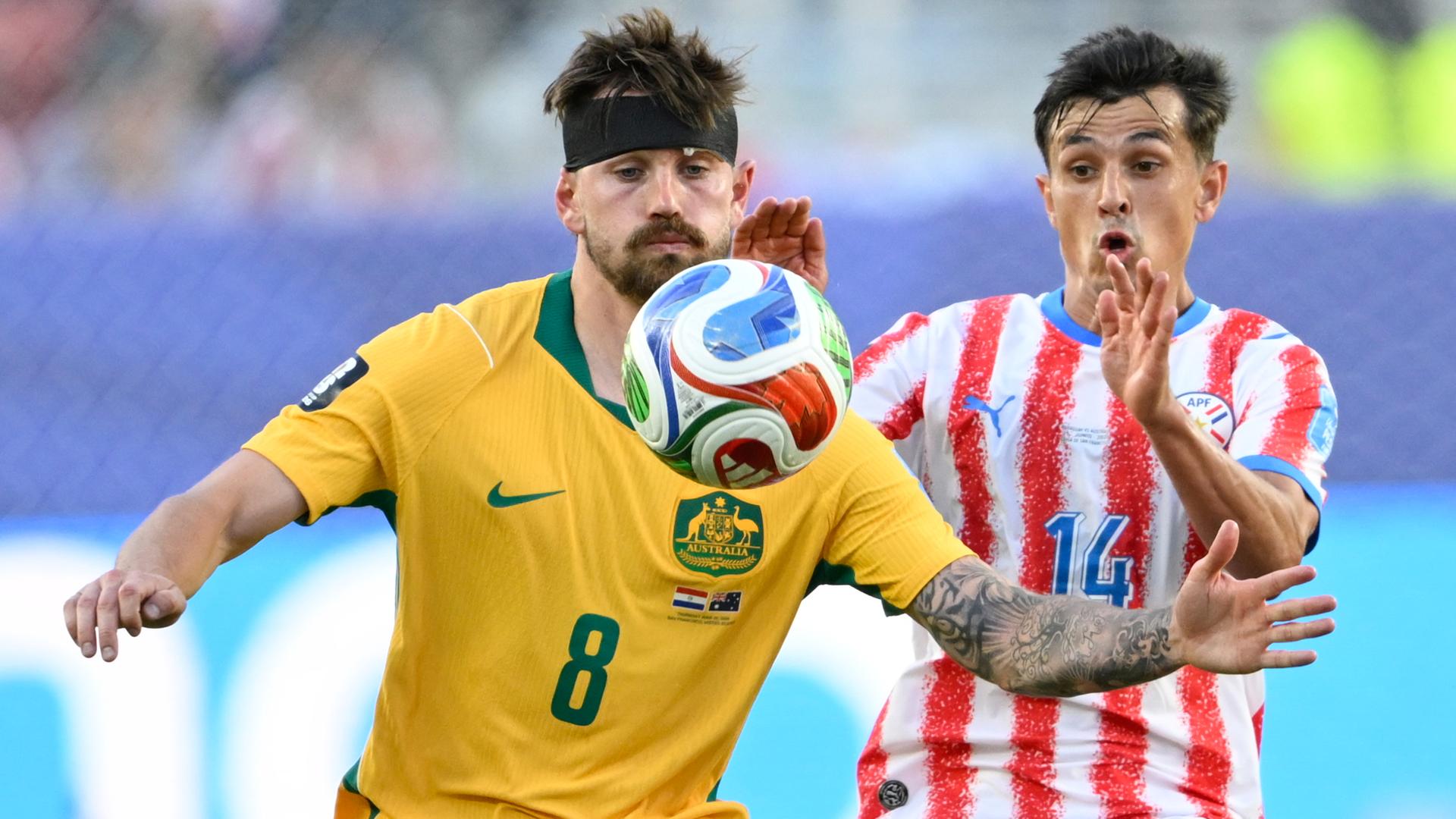Der Australier Connor Metcalfe (8) kämpft mit dem Paraguayer Andrés Cubas (14) um den Ball.
