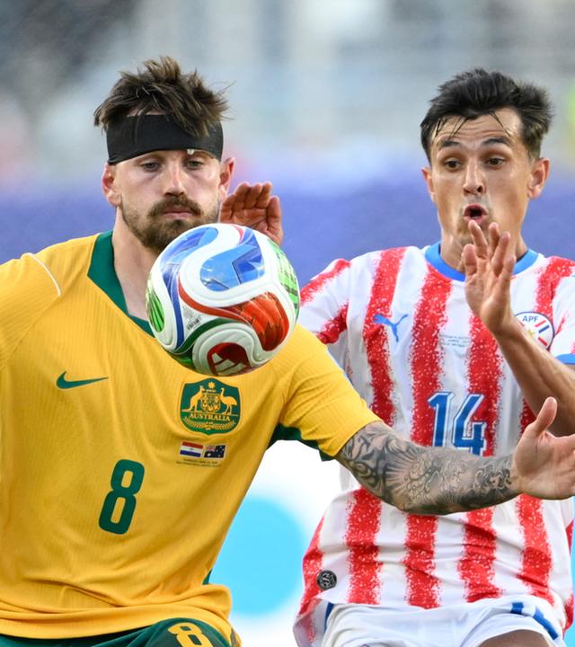 Der Australier Connor Metcalfe (8) kämpft mit dem Paraguayer Andrés Cubas (14) um den Ball.