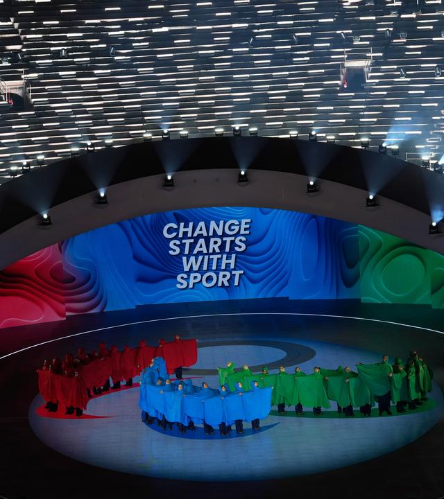 Bei der Paralympics Eröffnungsfeier in Verona wird auf der Bühne eine Tanzperfomance dargeboten