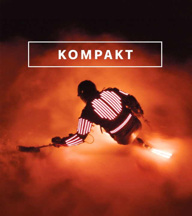 Wintersport "KOMPAKT"- Logo vor Monoskifahrer