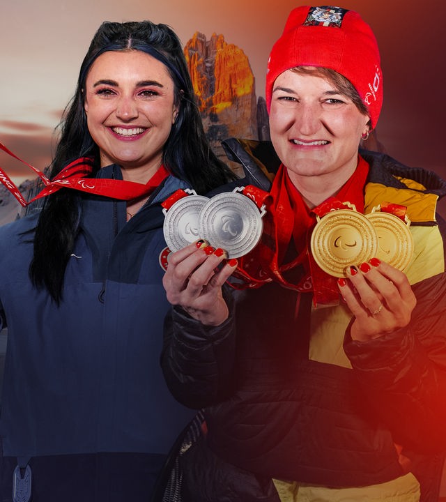 Monoskifahrerin Anna-Lena Forster und Snowboarderin Brenna Huckaby halten stolz ihre Gold- und Silber-Medaillen in die Kamera.