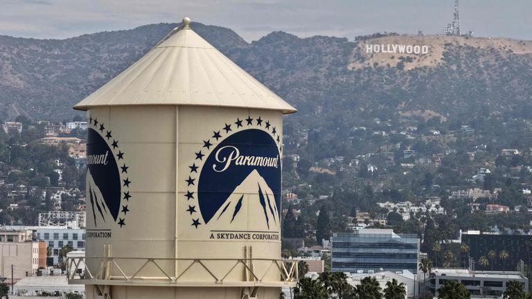 Das Paramount-Logo auf einem Wasserturm auf dem Gelände der Paramount Studios zu sehen.