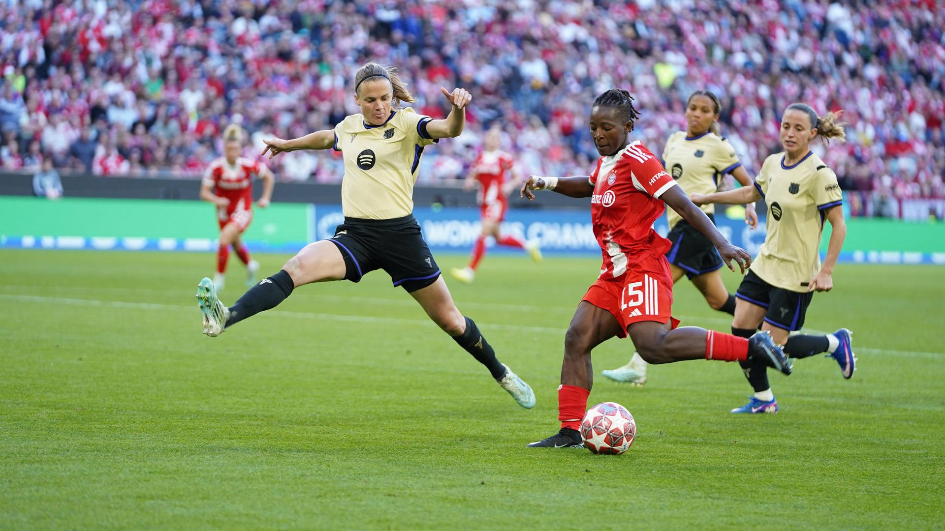 Barcelonas Innenverteidigerin Irene Paredes wirft sich in den Schuss von Bayerns Mittelfeldspielerin Bernadette Amani