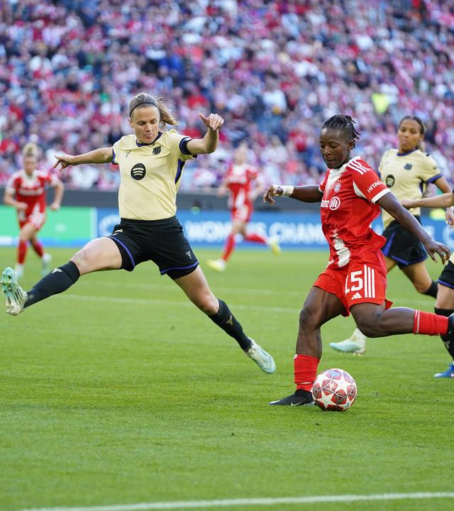 Barcelonas Innenverteidigerin Irene Paredes wirft sich in den Schuss von Bayerns Mittelfeldspielerin Bernadette Amani