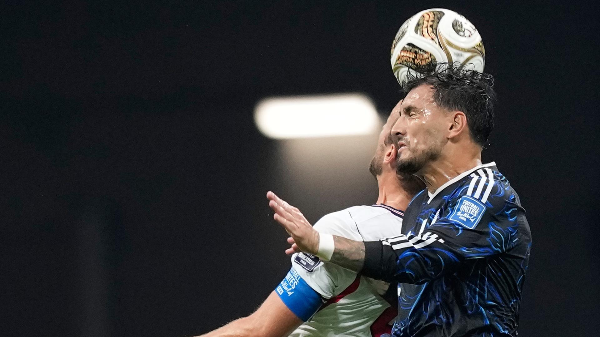 Der englische Nationalspieler Harry Kane liefert sich mit seinem argentinischen Kontrahenten Leandro Paredes ein Kopfbalduell