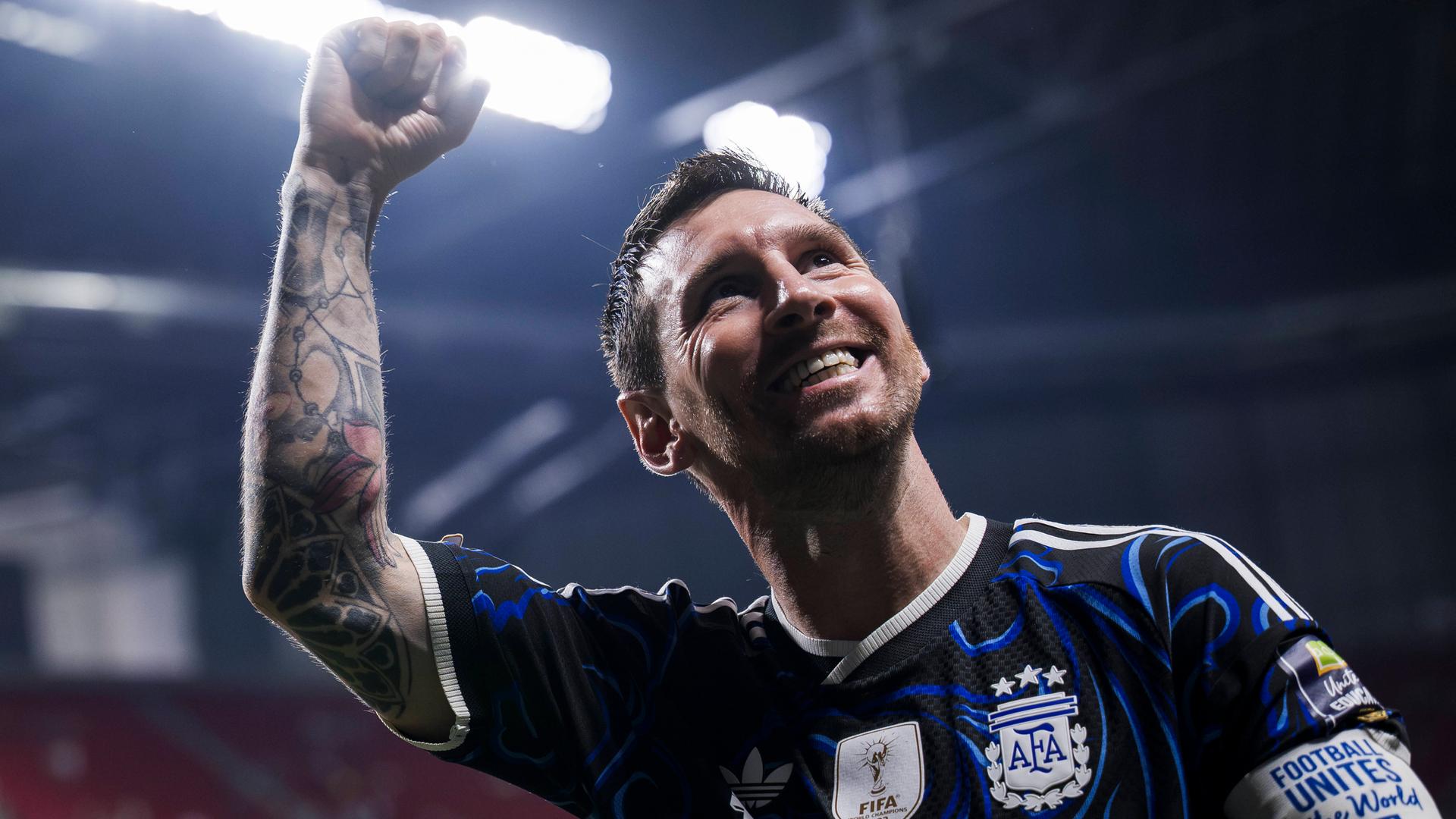 Der englische Nationalspieler Harry Kane liefert sich mit seinem argentinischen Kontrahenten Leandro Paredes ein Kopfbalduell