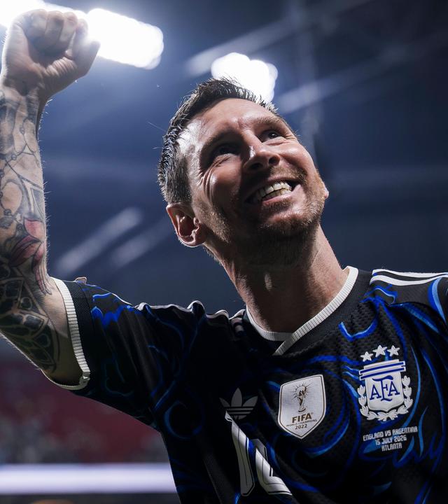 Der englische Nationalspieler Harry Kane liefert sich mit seinem argentinischen Kontrahenten Leandro Paredes ein Kopfbalduell