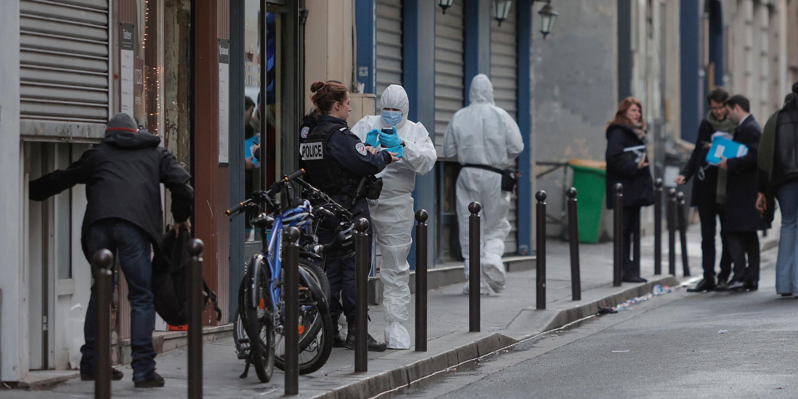 Polizisten und Kriminaltechniker am 23.12.2022 in Paris
