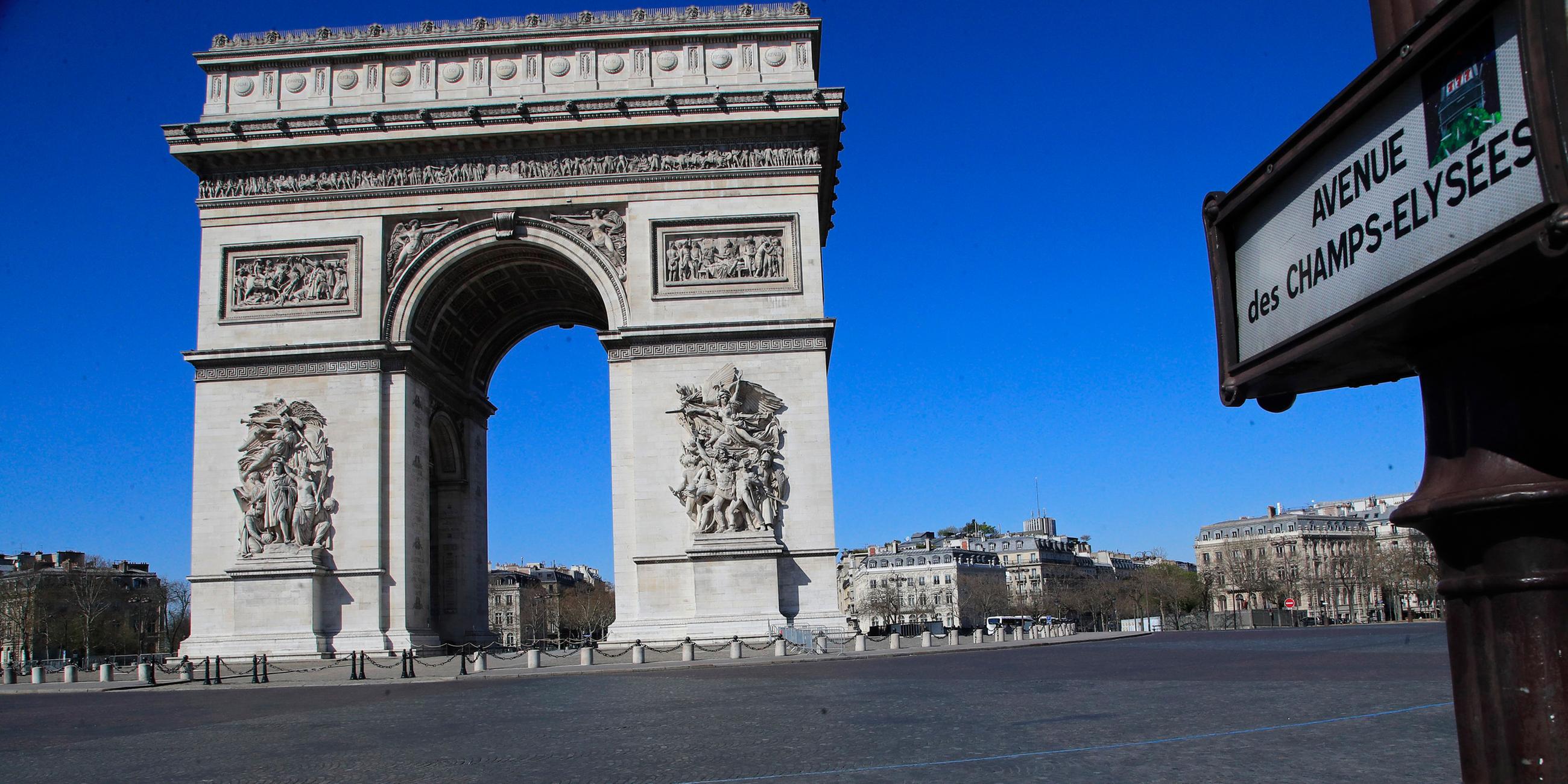 Paris -  Kein Verkehr um den Arc de Triomphe