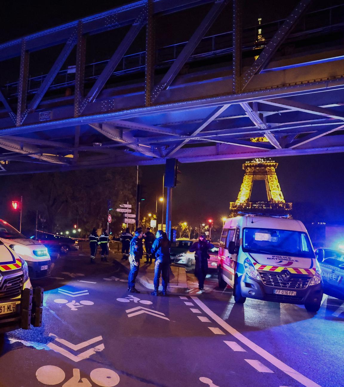 Die französische Polizei sichert einen Tatort in Paris, an dem ein deutscher Tourist mit einem Messer angegriffen wurde.
