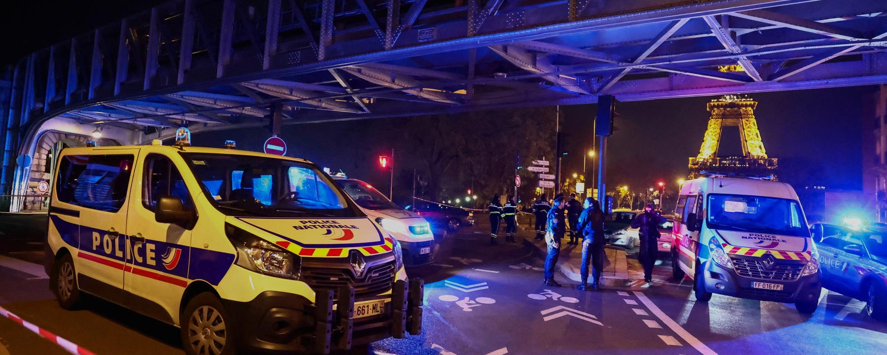 Die französische Polizei sichert einen Tatort in Paris, an dem ein deutscher Tourist mit einem Messer angegriffen wurde.