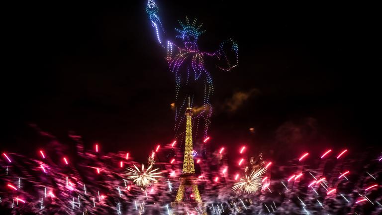 Feuerwerk und Drohnen über dem Eiffelturm in Paris am Vorabend des französischen Nationalfeiertags.