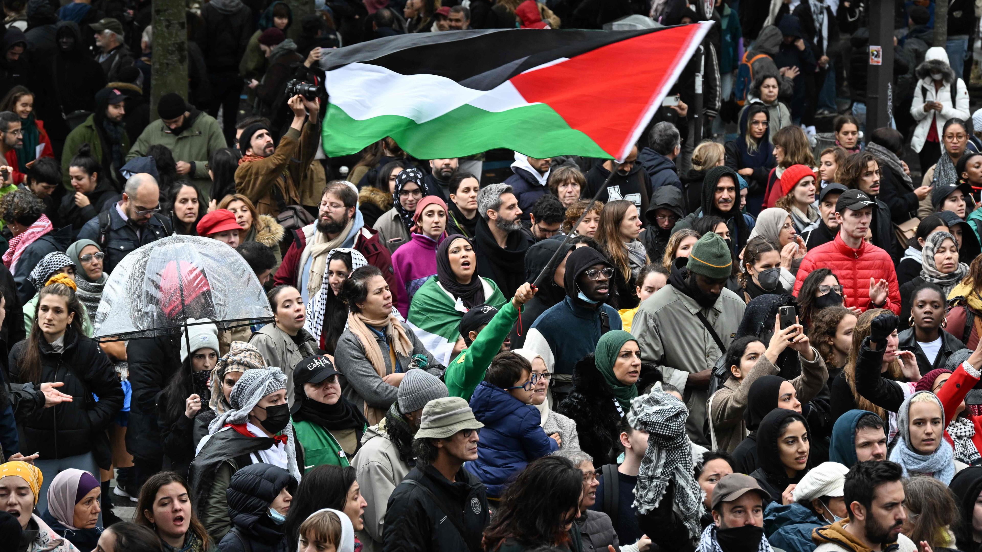 Tausende Menschen versammelten sich in Paris um sich, trotz eines Verbots, mit Palästinensern zu solidarisieren.