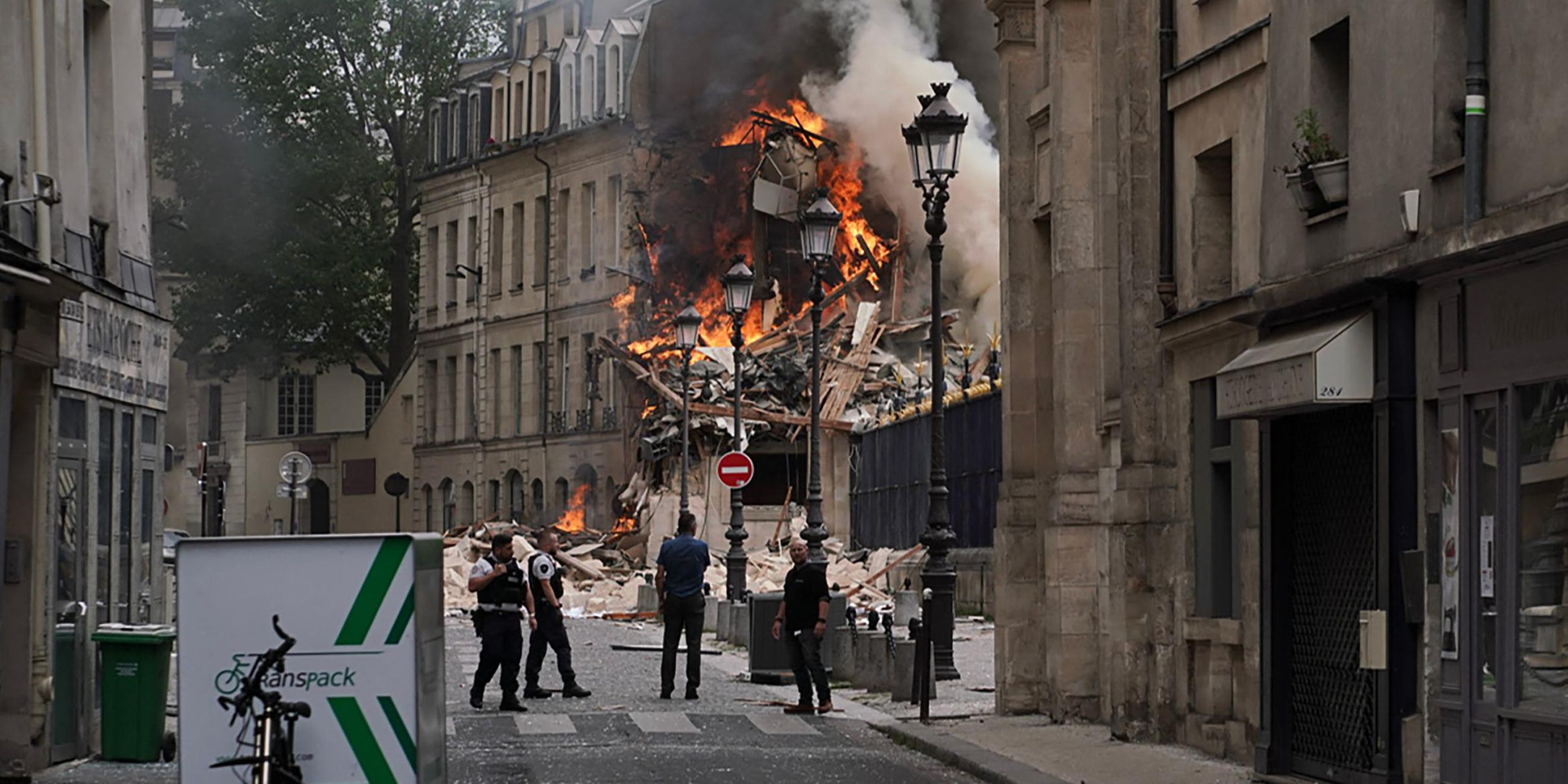 Rauchschwaden und Flammen steigen aus den Trümmern eines Gebäudes am Place Alphonse-Laveran im 5. Arrondissement von Paris auf. 