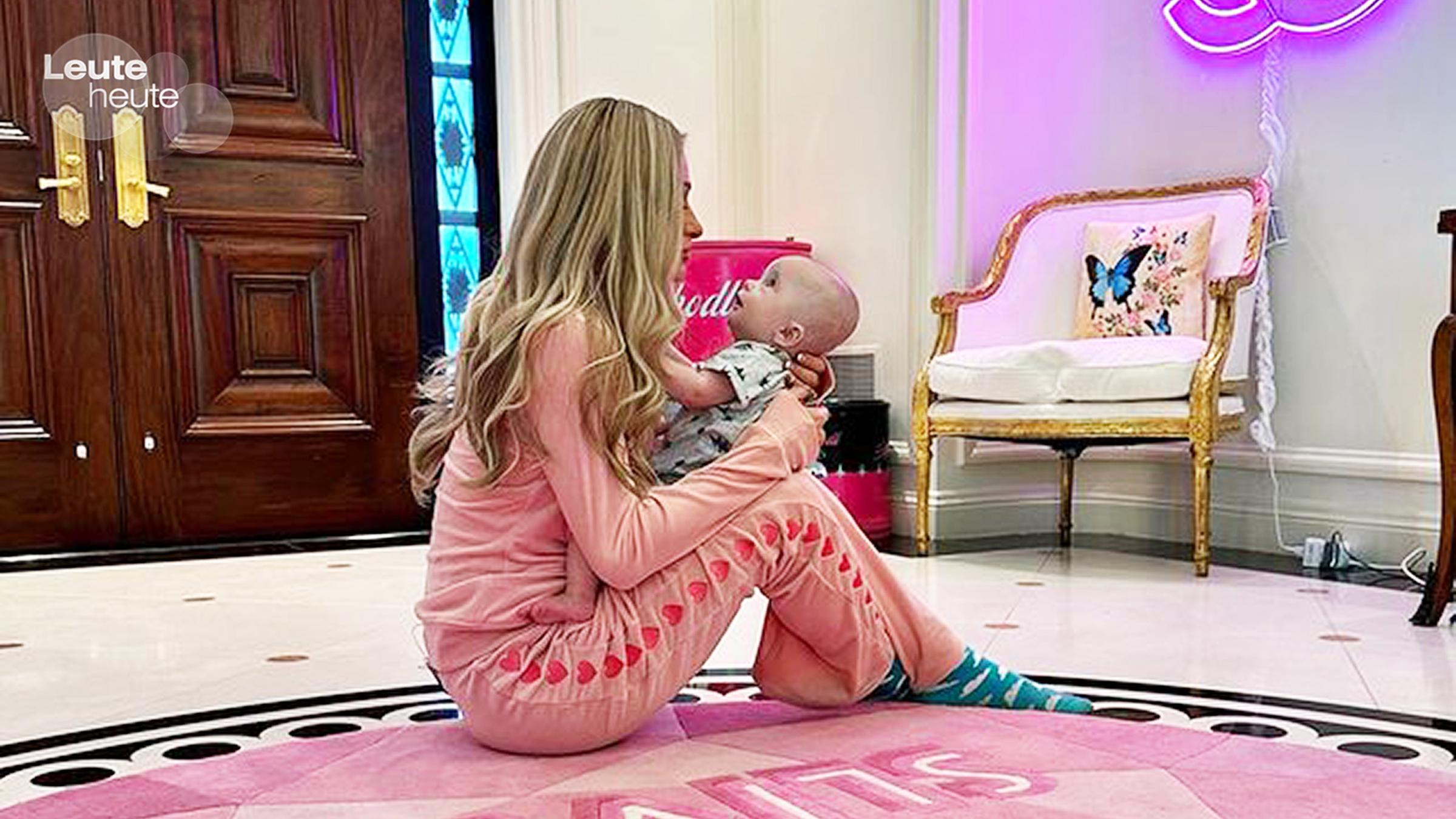 „Er ist meine Welt“, so schwärmt Paris Hilton von ihrem Söhnchen Phoenix. Der Kleine wird nämlich schon sechs Monate alt. Ein Grund für Paris, ihr Glück bei instagram zu teilen. (17.07.2023)