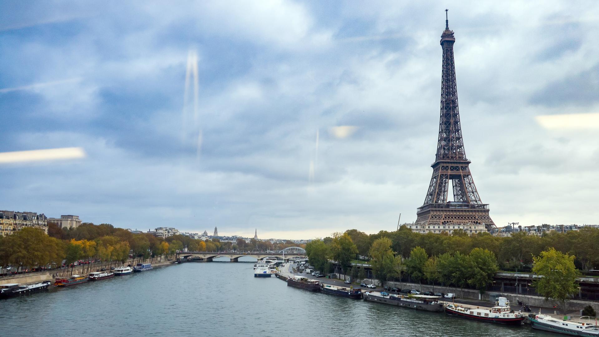 Blick aus dem Fenster der Pariser Metro über die Seine auf den Eiffelturm.