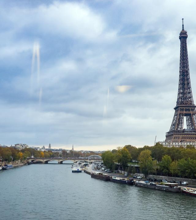 Blick aus dem Fenster der Pariser Metro über die Seine auf den Eiffelturm.
