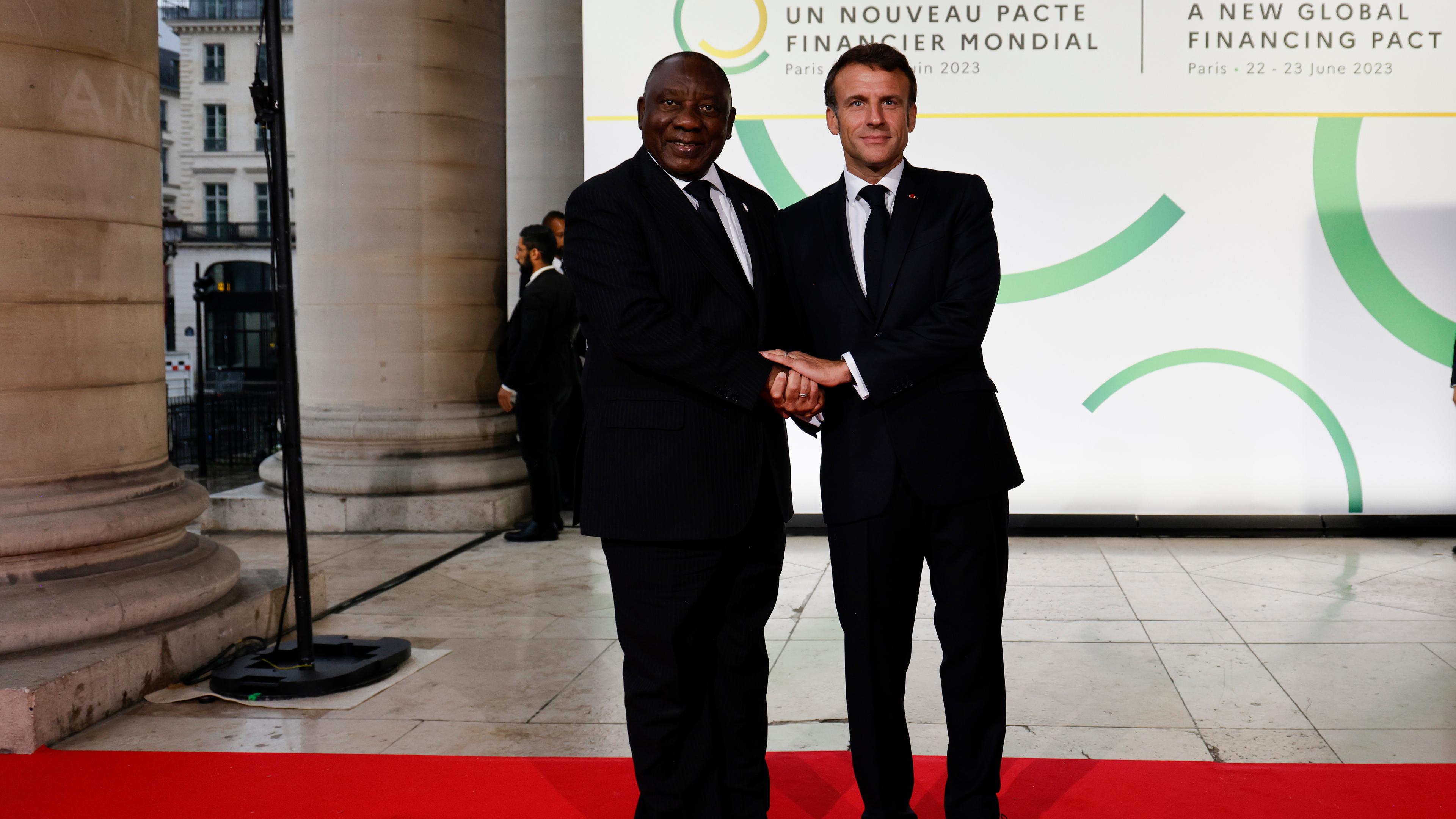 Zu sehen ist Frankreichs Präsident Macron zusammen mit Südafrikas Präsident Ramaphosa.