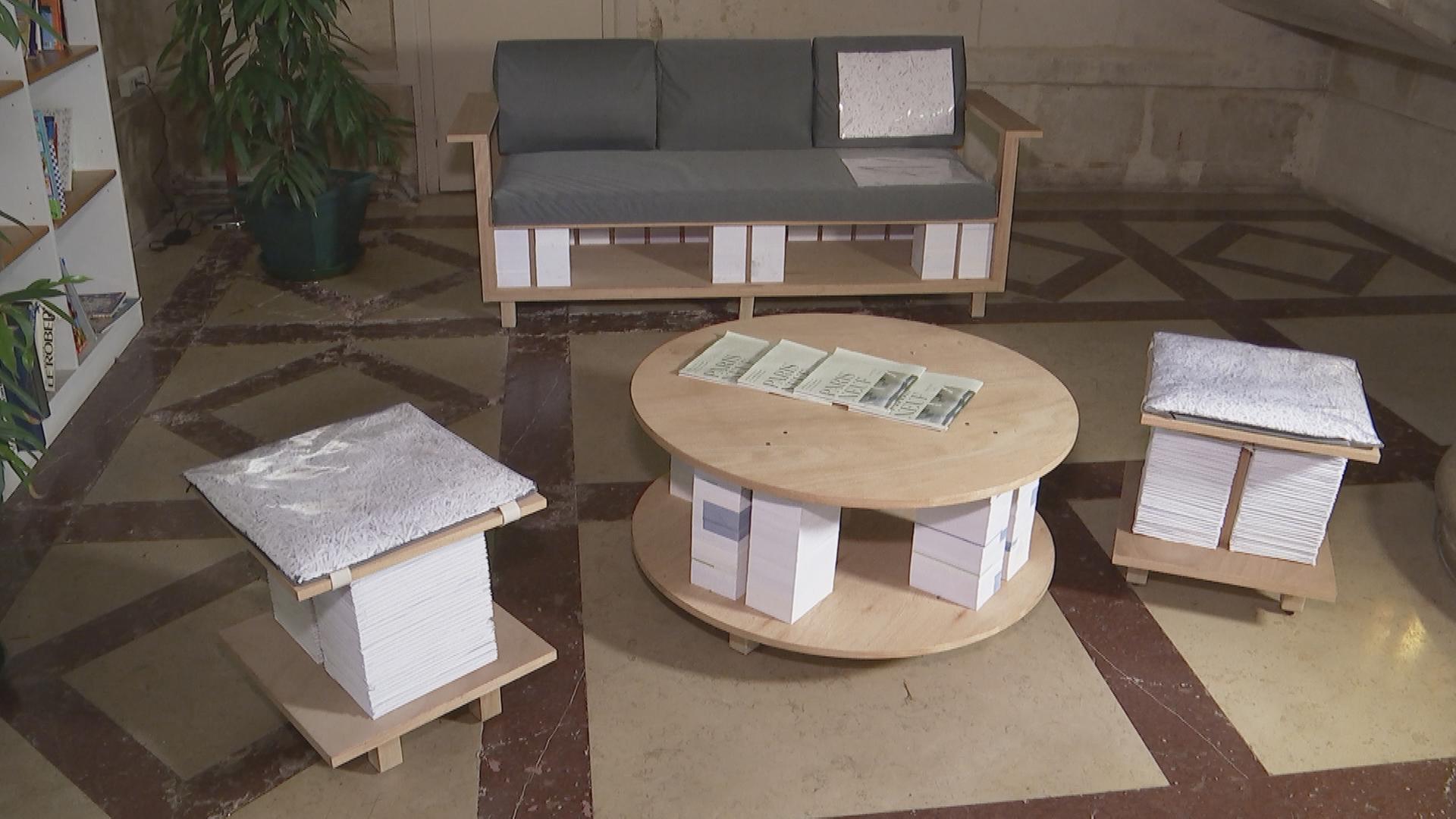 Paris: Möbel aus Wahlzettel