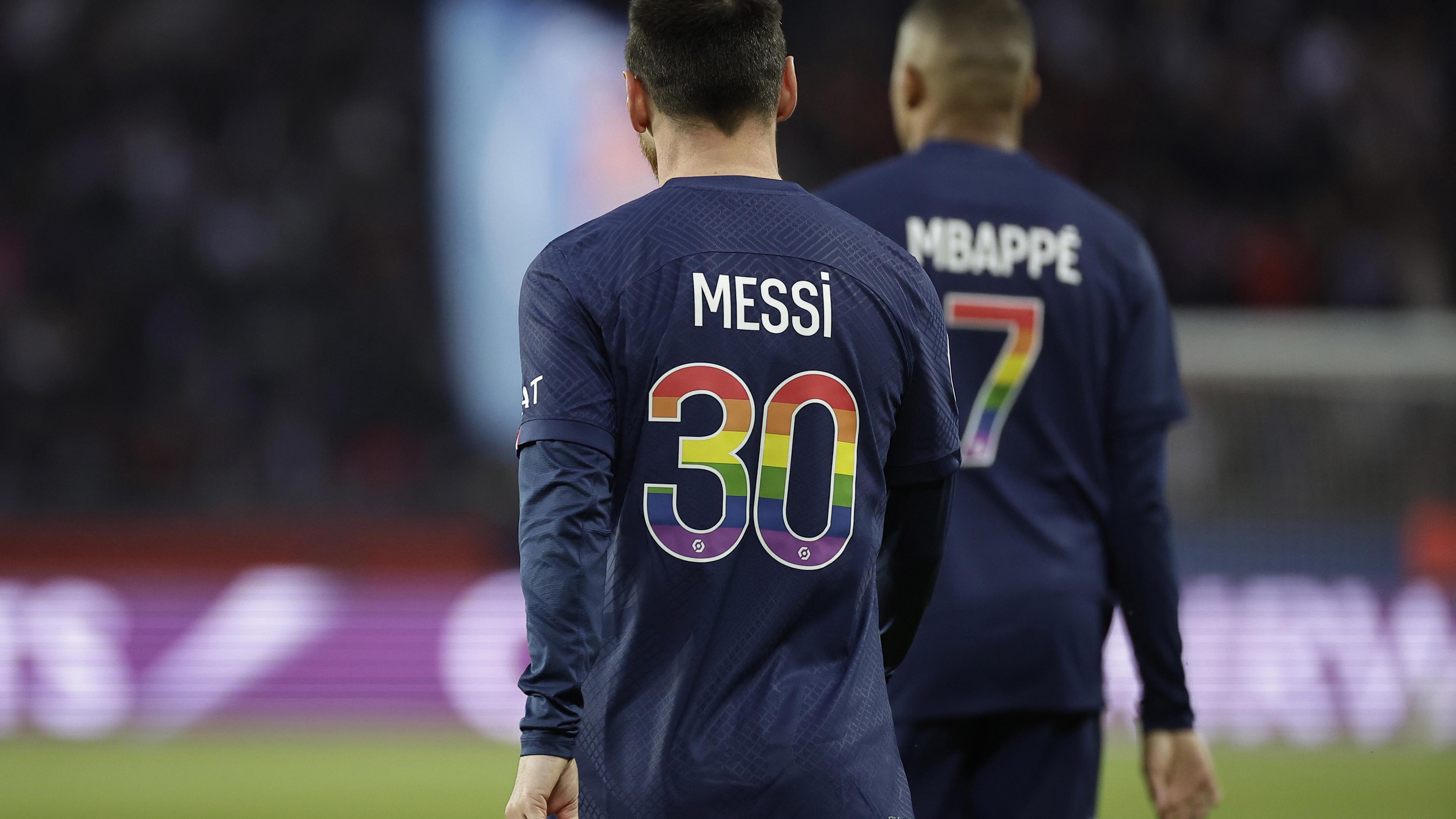 Paris Saint Germain, Lionel Messi (L) und Kylian Mbappe (R) mit Regenbogentrikots.