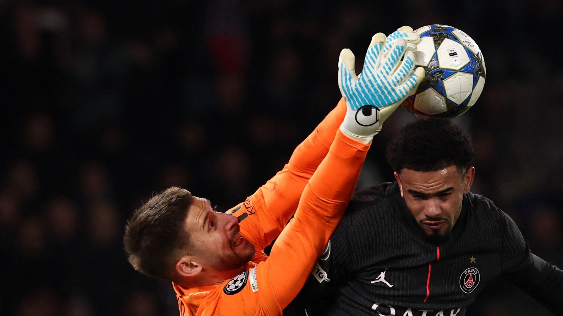 Guglielmo Vicario (Tottenham) und Warren Zaire-Emery (Paris Saint-Germain) kämpfen.