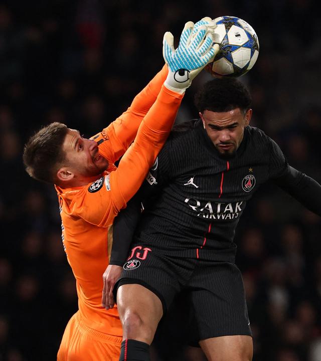 Guglielmo Vicario (Tottenham) und Warren Zaire-Emery (Paris Saint-Germain) kämpfen.