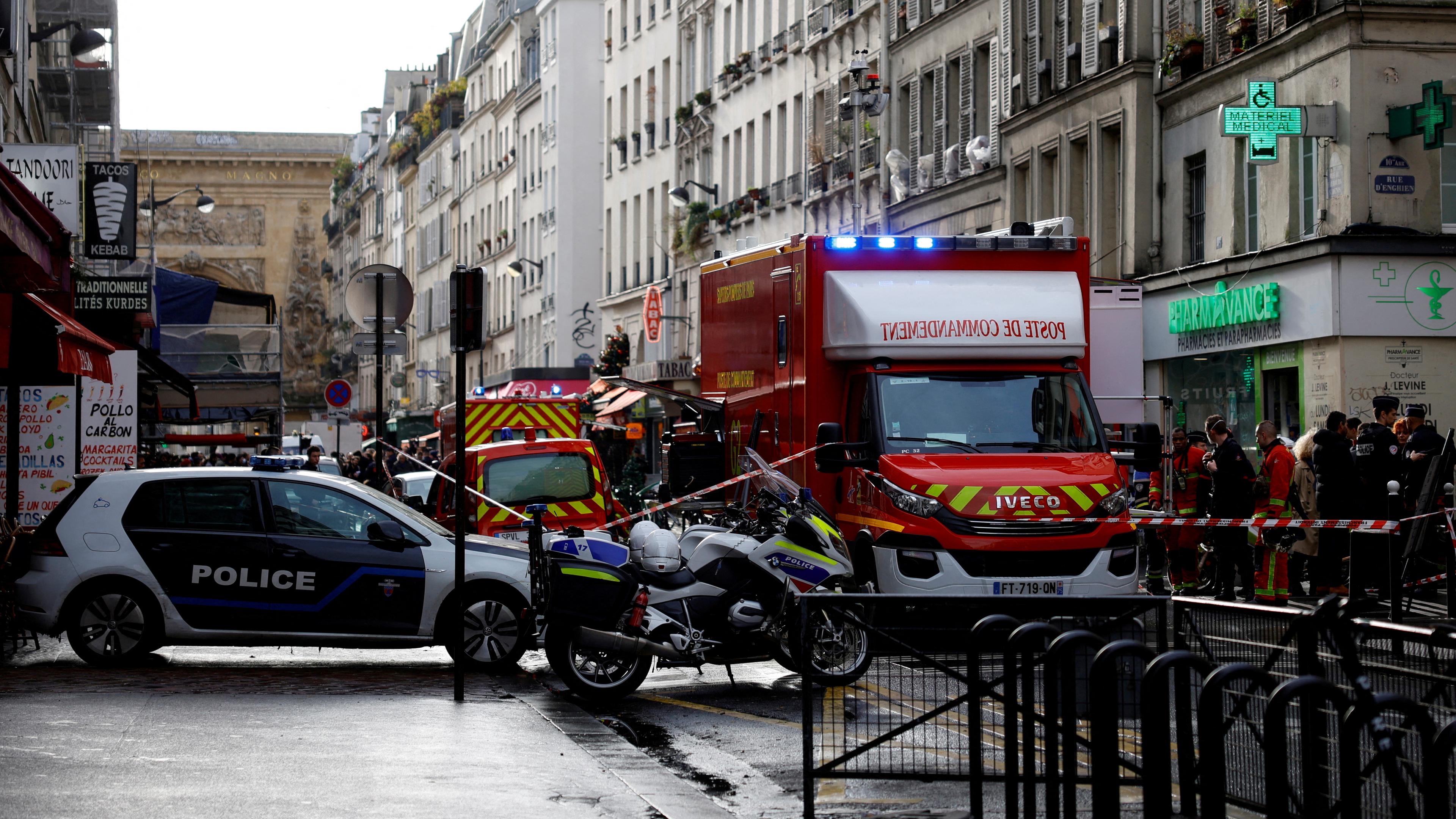 Frankreich, Paris: POlizei und Rettungskräfte am Tatort einer Schießerei