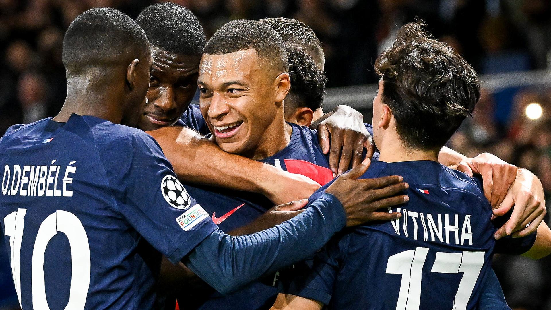 Kylian MBAPPE von PSG feiert sein Tor mit seinen Mannschaftskameraden. 